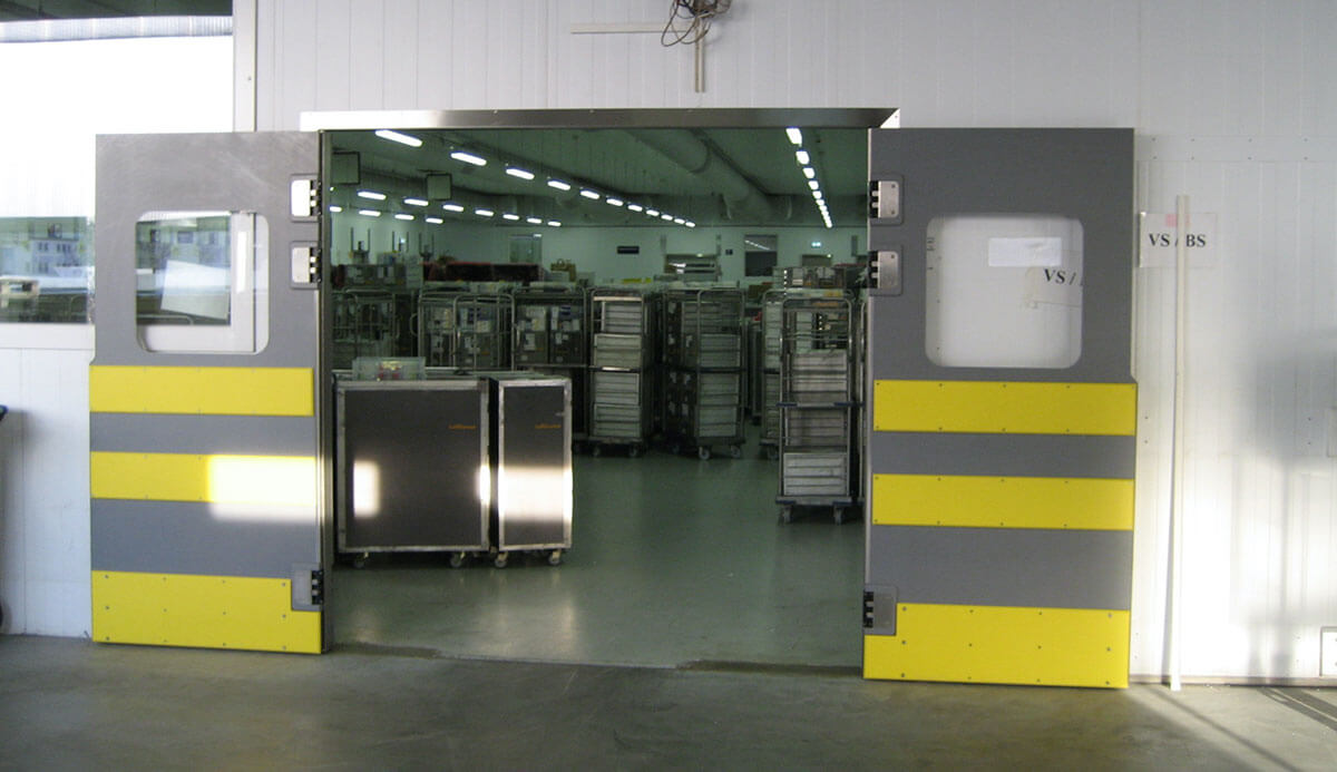 Very robust swing door in catering sector