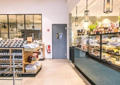 Einzelhandel mit Gastronomie, Österreich und Deutschland